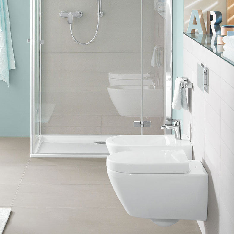 Helles Bad mit Dusche und wandhängender Keramik