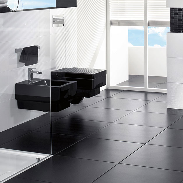 Badezimmer mit dunklen Bodenfliesen und bodengleicher Dusche